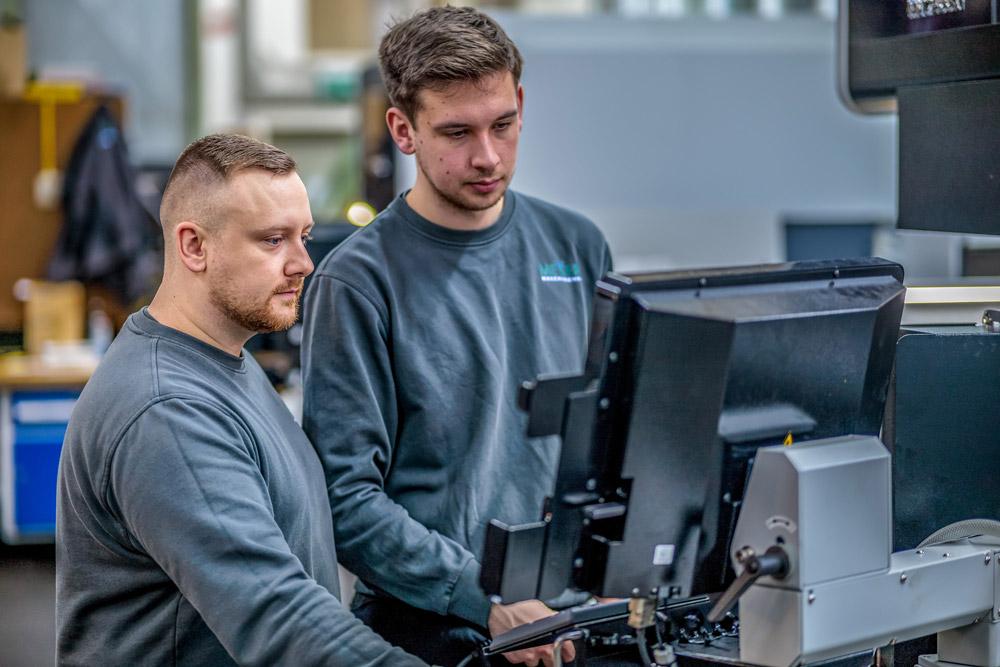 Teamarbeit in der Metallbauteile Fertigung